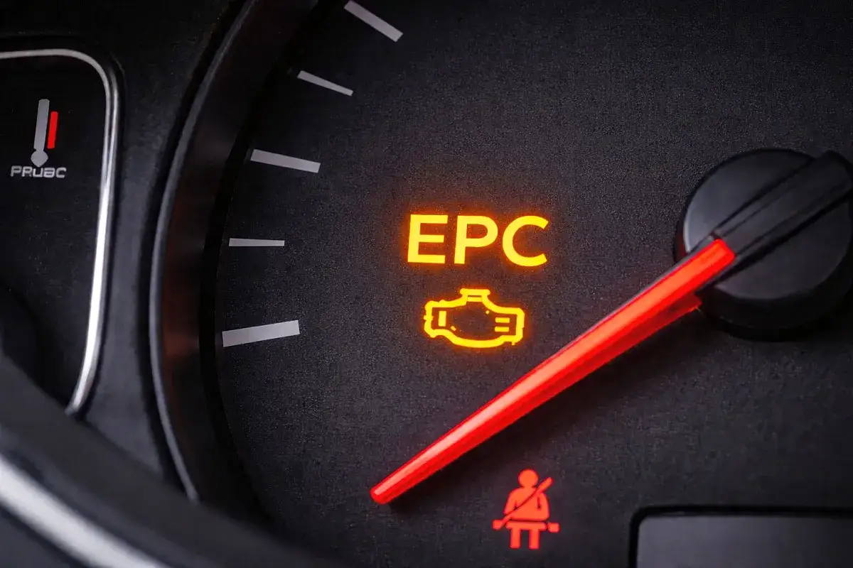 Świeci się kontrolka EPC, co to oznacza? Awaria silnika lub układu elektronicznego. Czas na wizytę u mechanika.