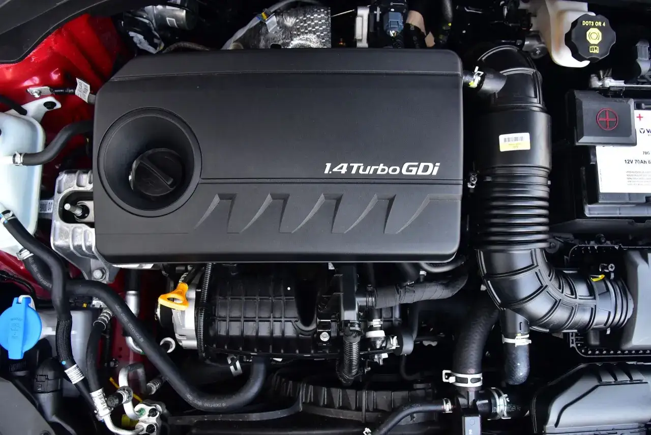 Silnik 1.4 Turbo GDi w Kia Ceed, gotowy do pracy.