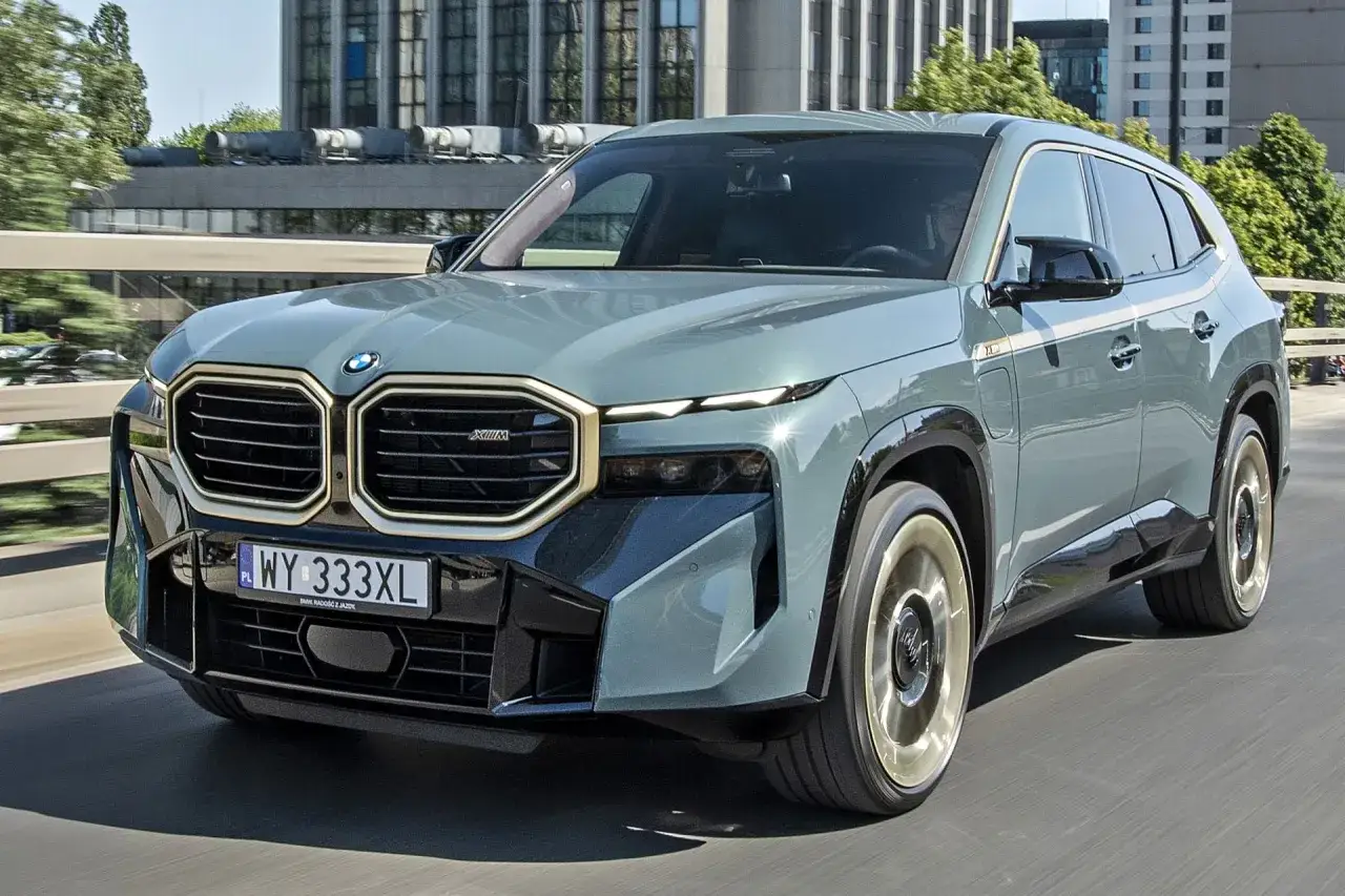 Szary BMW XM na drodze. Sprawdź aktualną bmw xm cena i dane techniczne tego luksusowego SUV-a.