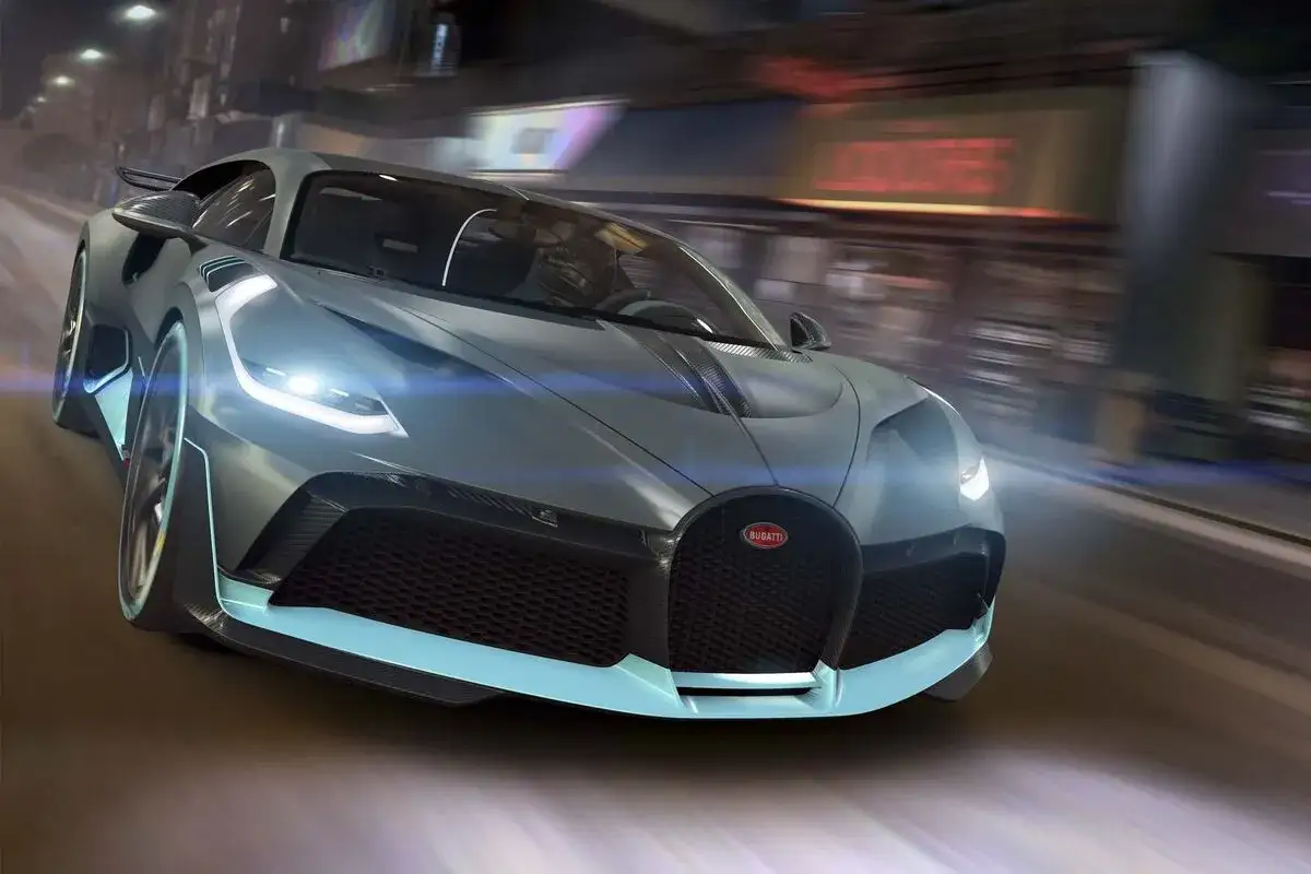 Srebrny Bugatti Divo pędzi nocą przez miasto, jego światła rozświetlają drogę.