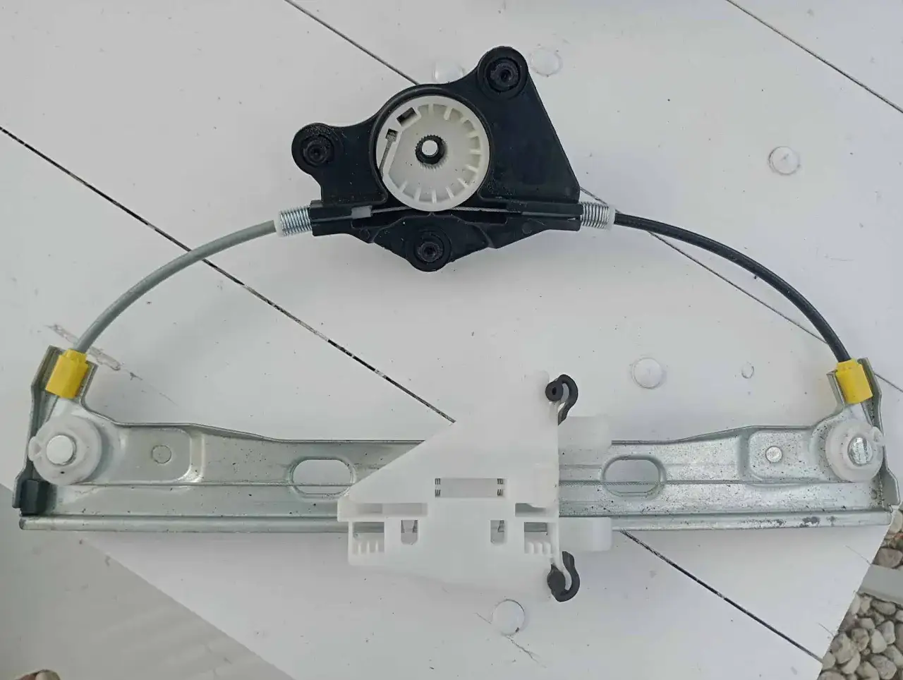 Mechanizm podnoszenia szyby samochodowej, który może być przyczyną, że nie działa jedna szyba elektryczna.