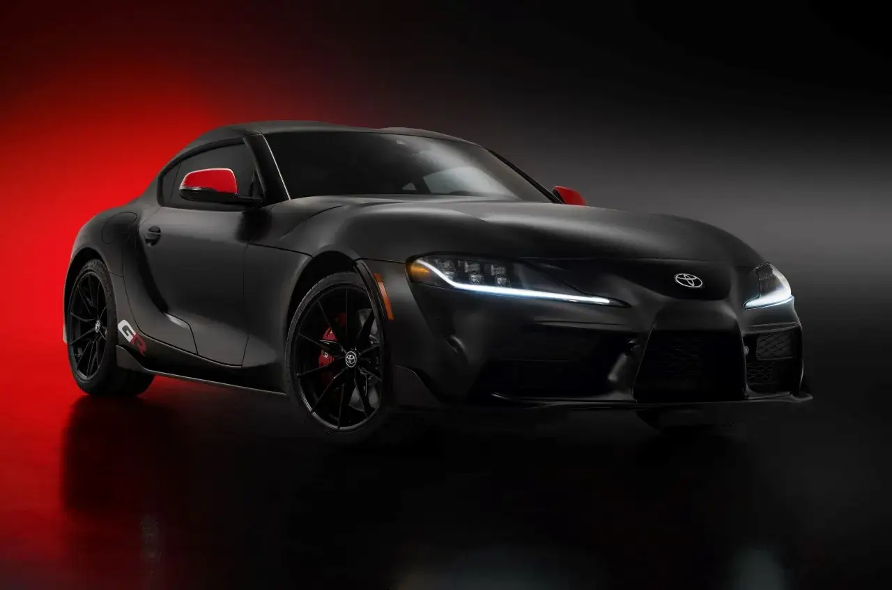 Czarna Toyota Supra GR z czerwonymi akcentami, gotowa do jazdy.