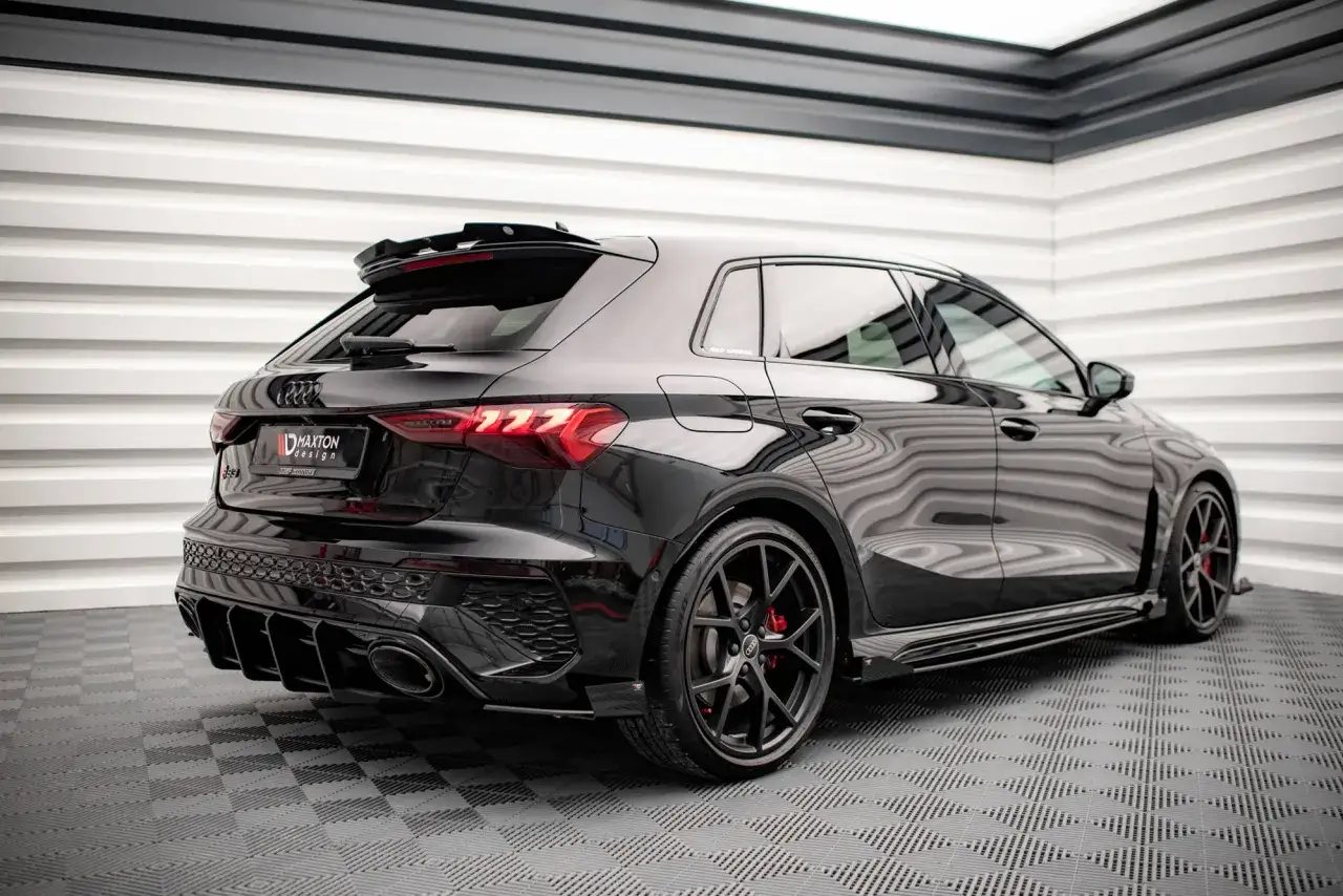 Czarny Audi RS3 z pakietem Maxton Design. Sprawdź aktualną audi rs3 cena i konfigurację.