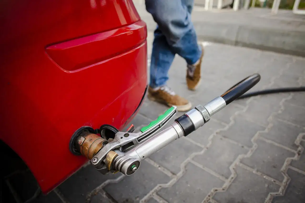 Tankowanie gazu LPG w Warszawie. Dbałość o legalizację butli ciśnieniowych to podstawa bezpieczeństwa.
