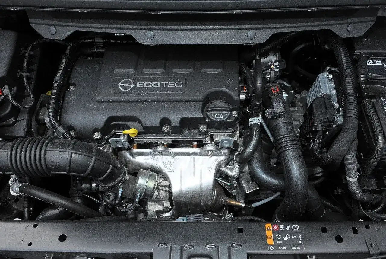 Silnik Ecotec w Zafirze C. Widok na turbosprężarkę i elementy układu dolotowego.