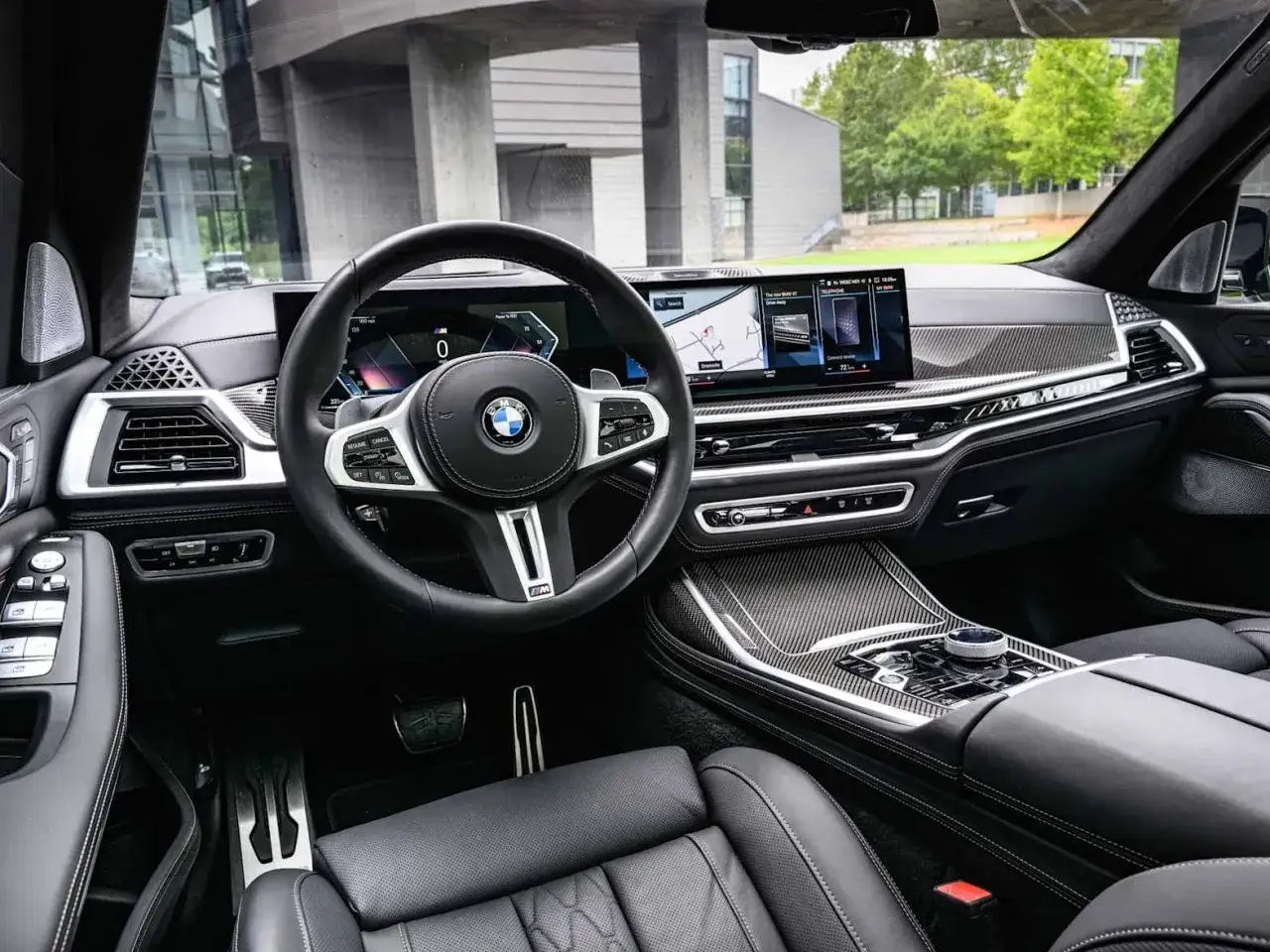 Wnętrze BMW X7 z nowoczesnym kokpitem i ekranami. Sprawdź aktualną bmw x7 cena i wyposażenie.