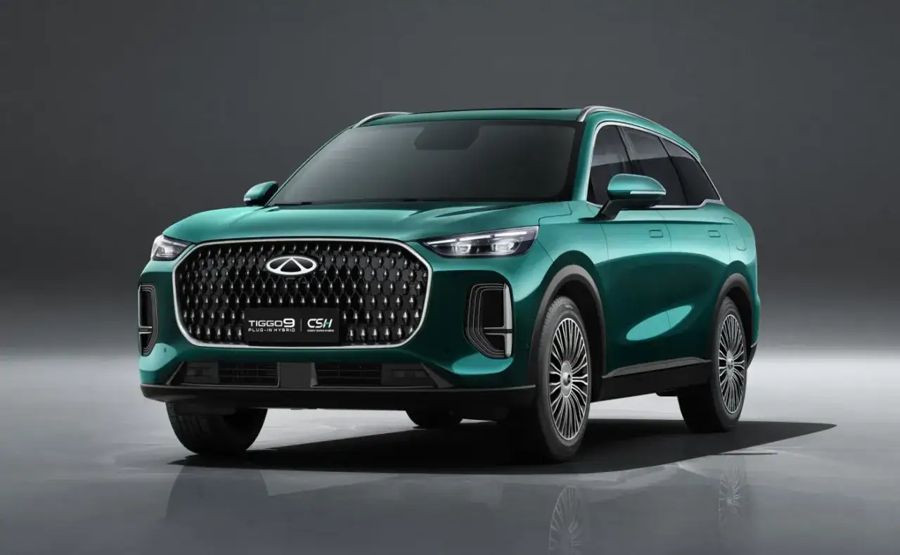 Elegancki, zielony Chery Tiggo 9 Plug-in Hybrid prezentuje się nowocześnie.