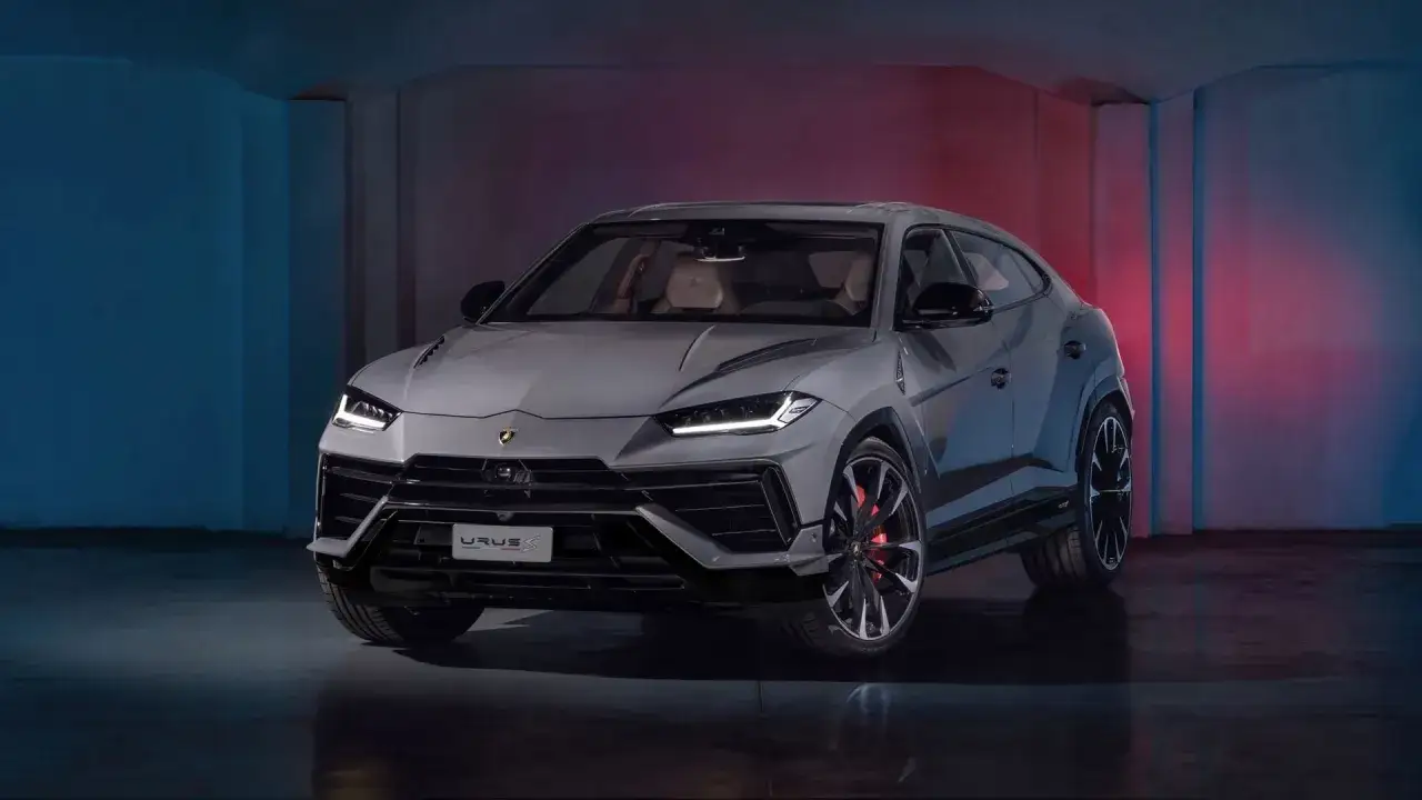 Szary Lamborghini Urus S z czerwonymi zaciskami hamulcowymi. Zastanawiasz się nad jego zakupem? Sprawdź lamborghini urus cena.