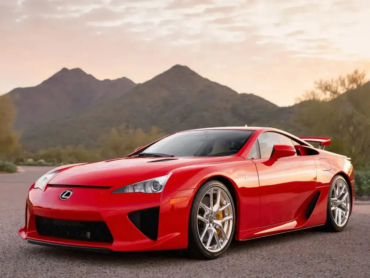 Czerwony Lexus LFA na tle gór. Marzenie o tym aucie, jego lexus lfa cena, jest w zasięgu nielicznych.
