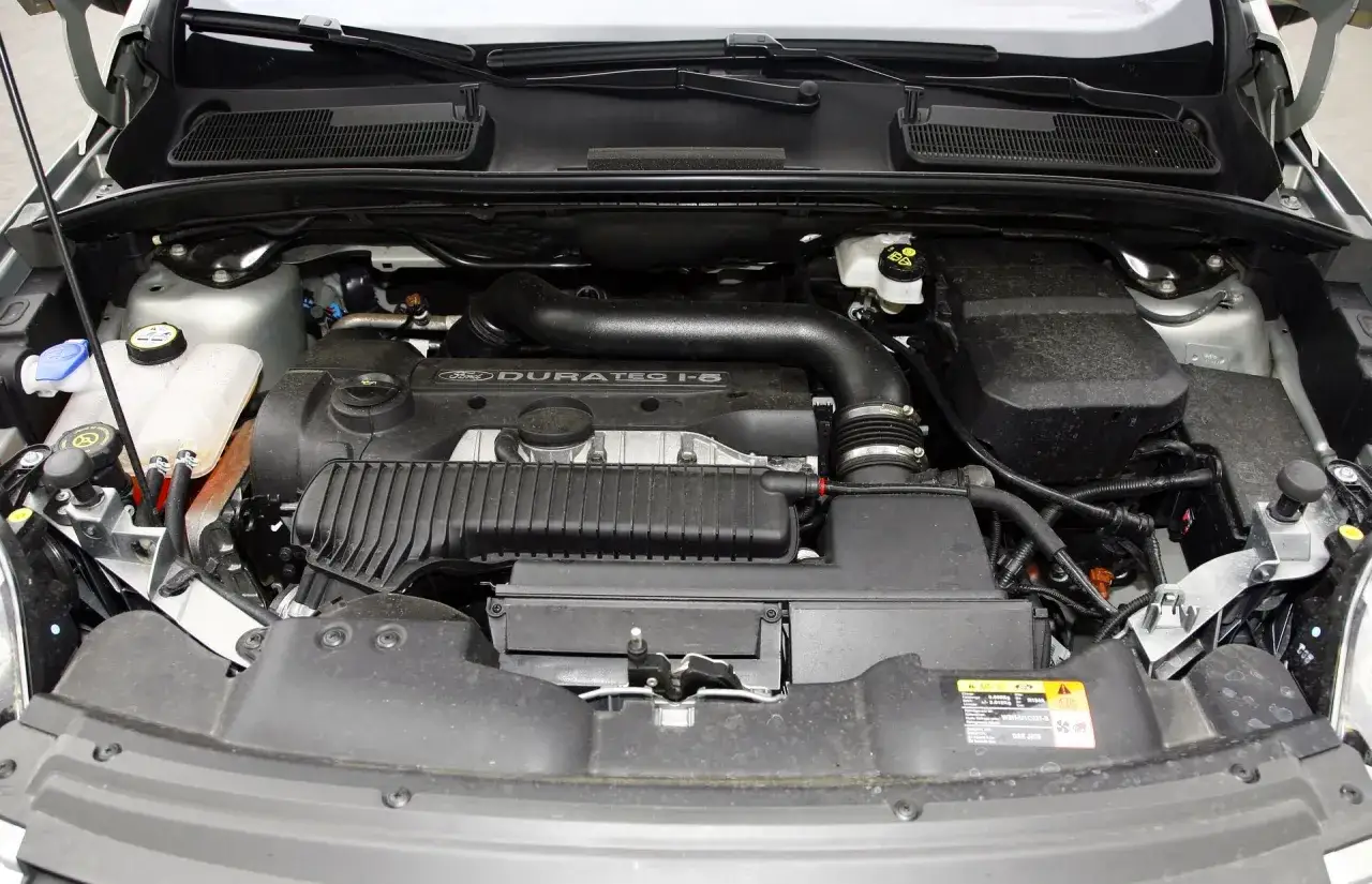 Silnik Duratec 2.5 w Fordzie Kuga MK1. Widok komory silnika z widocznymi elementami układu dolotowego i chłodzenia.