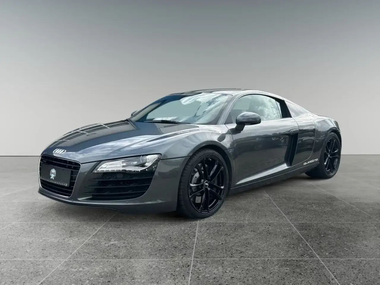 Szary Audi R8 z czarnymi felgami i napisem