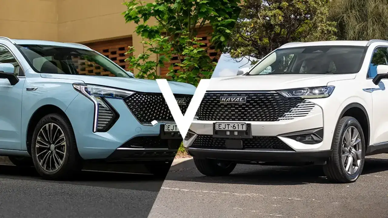 Dwa SUV-y Haval, jeden błękitny, drugi biały, stoją obok siebie.