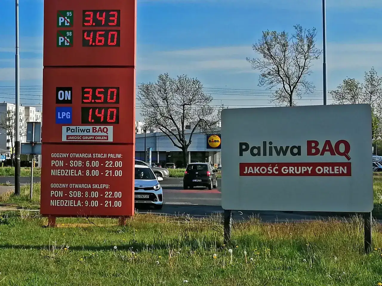 Ceny gazu LPG w Warszawie na stacji Paliwa BAQ: 1,40 zł/l. Obok widoczny Lidl.