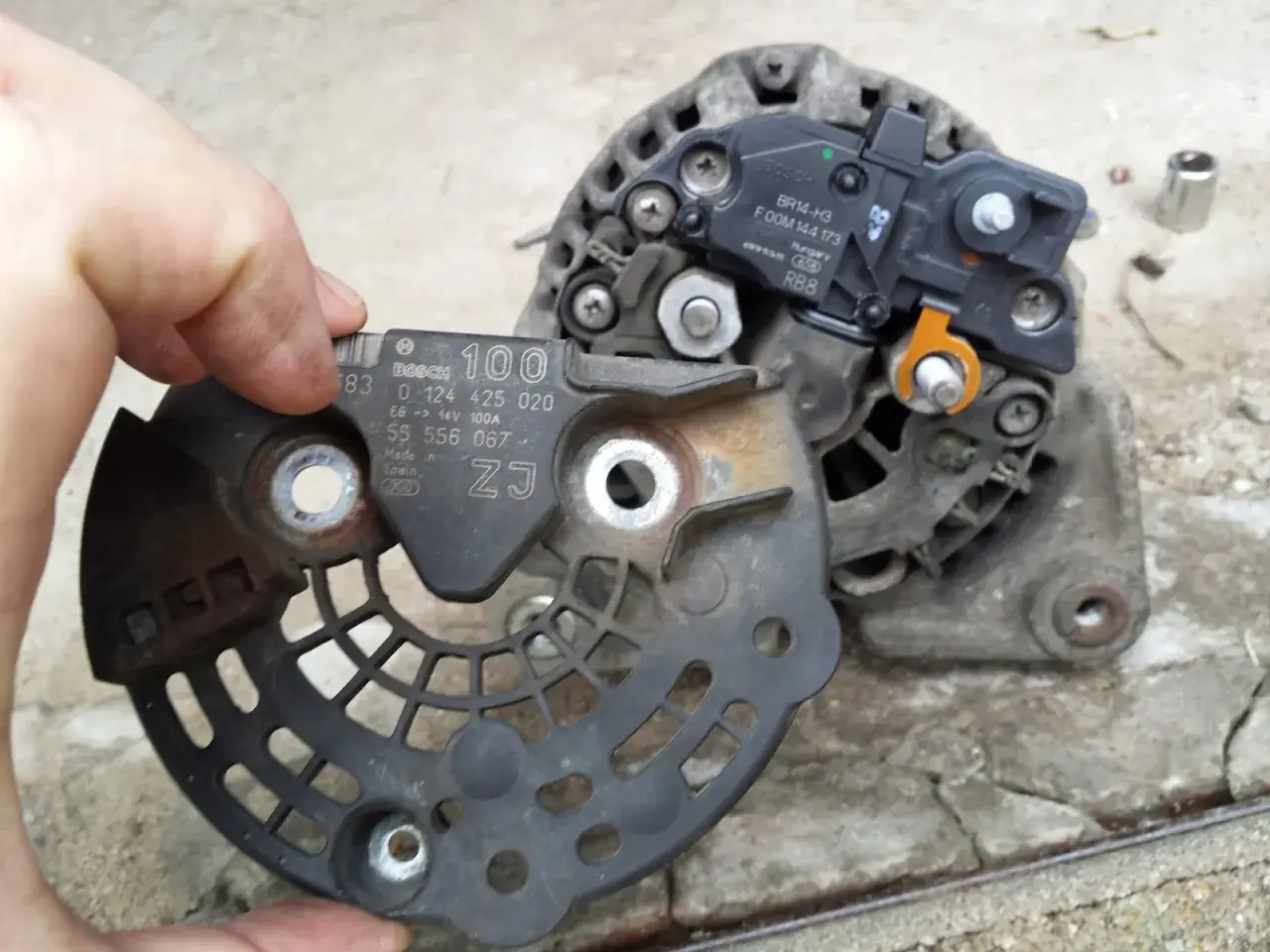 Zdjęcie Jak wyjąć alternator Opel Zafira - uniknij kosztownych napraw