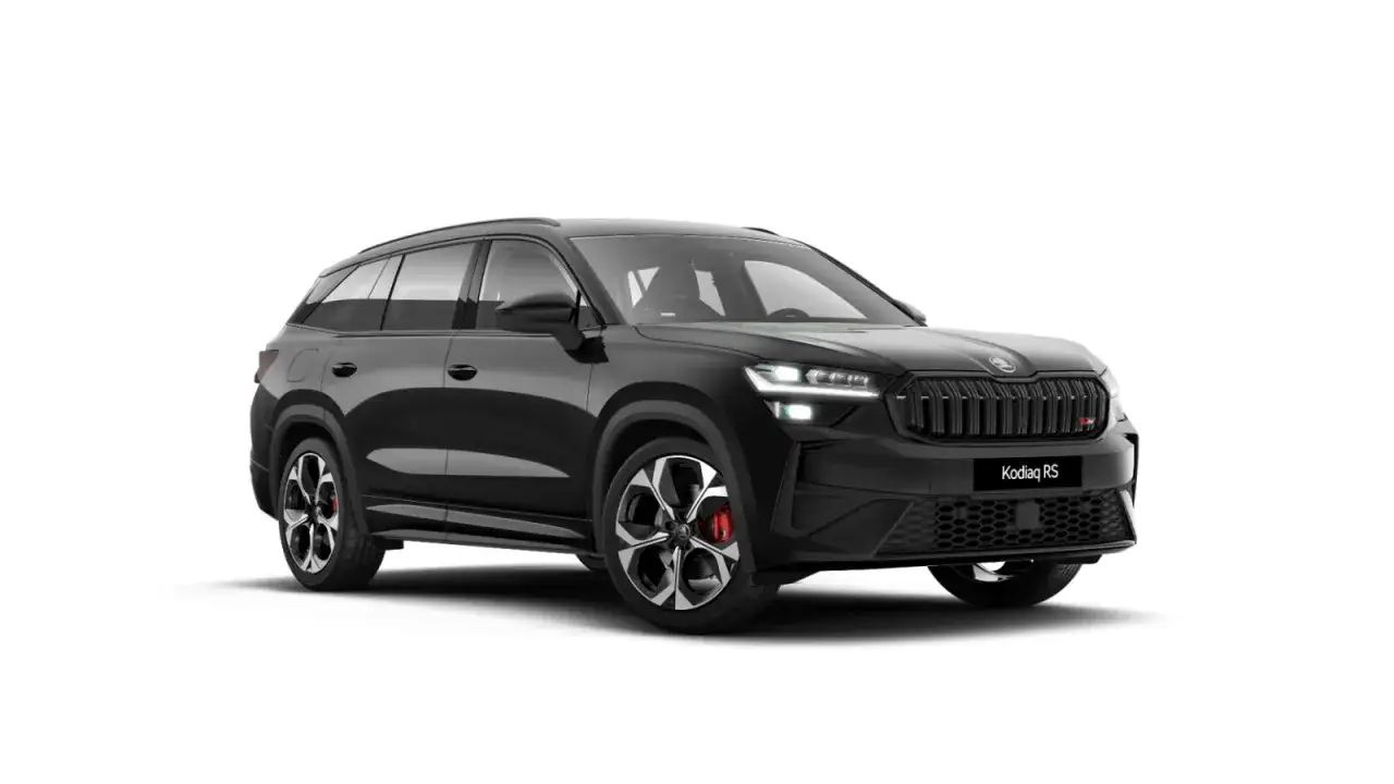 Czarny Skoda Kodiaq RS z czerwonymi zaciskami hamulcowymi i efektownymi felgami.