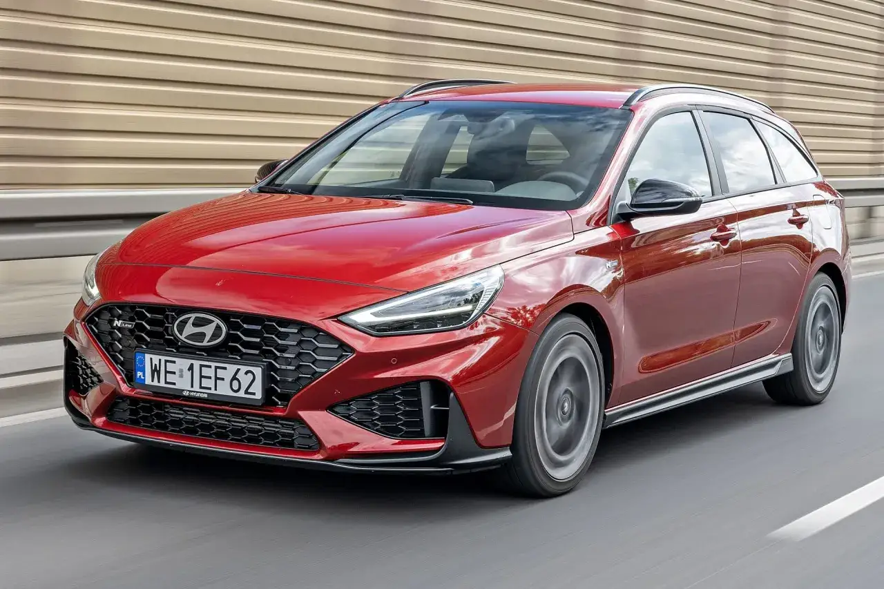 Czerwony Hyundai i30 N Line w wersji kombi w ruchu. Sprawdź aktualną cenę nowego modelu.