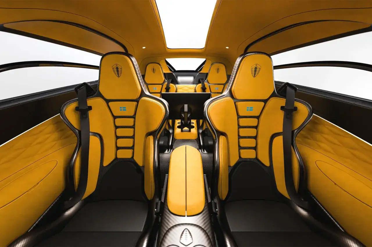 Wnętrze Koenigsegg Gemera w kolorze żółtym i czarnym. Luksusowe fotele, panele drzwi i podsufitka. Cena tego cacka jest wysoka.