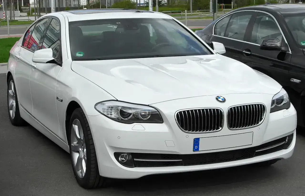 Białe BMW 535d z chromowanymi detalami i charakterystyczną atrapą chłodnicy.