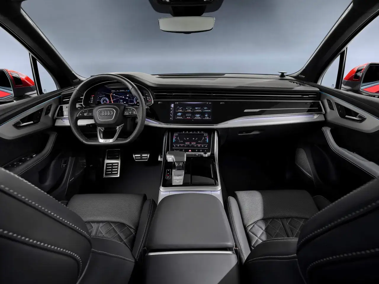 Wnętrze Audi Q7 3.0 TDI: skórzana tapicerka, cyfrowe zegary i dotykowe ekrany tworzą luksusową przestrzeń.