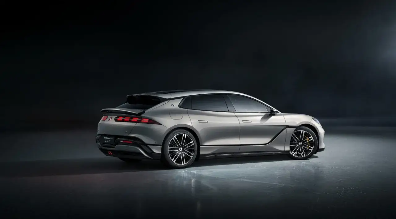 Elegancki, srebrny Denza Z9 GT, sportowy sedan z futurystycznym designem. Sprawdź jego cenę!