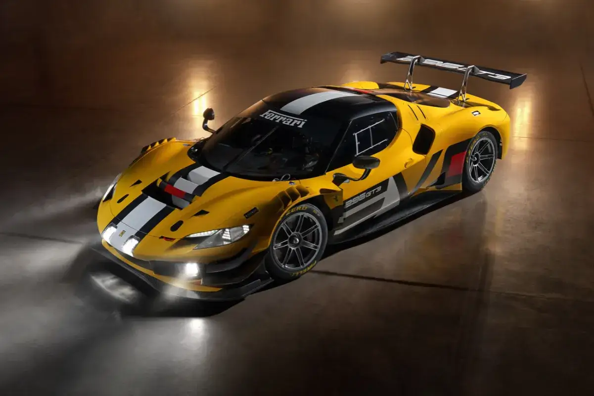Żółte Ferrari 296 GT3 z czarnymi i białymi pasami, gotowe do wyścigu.