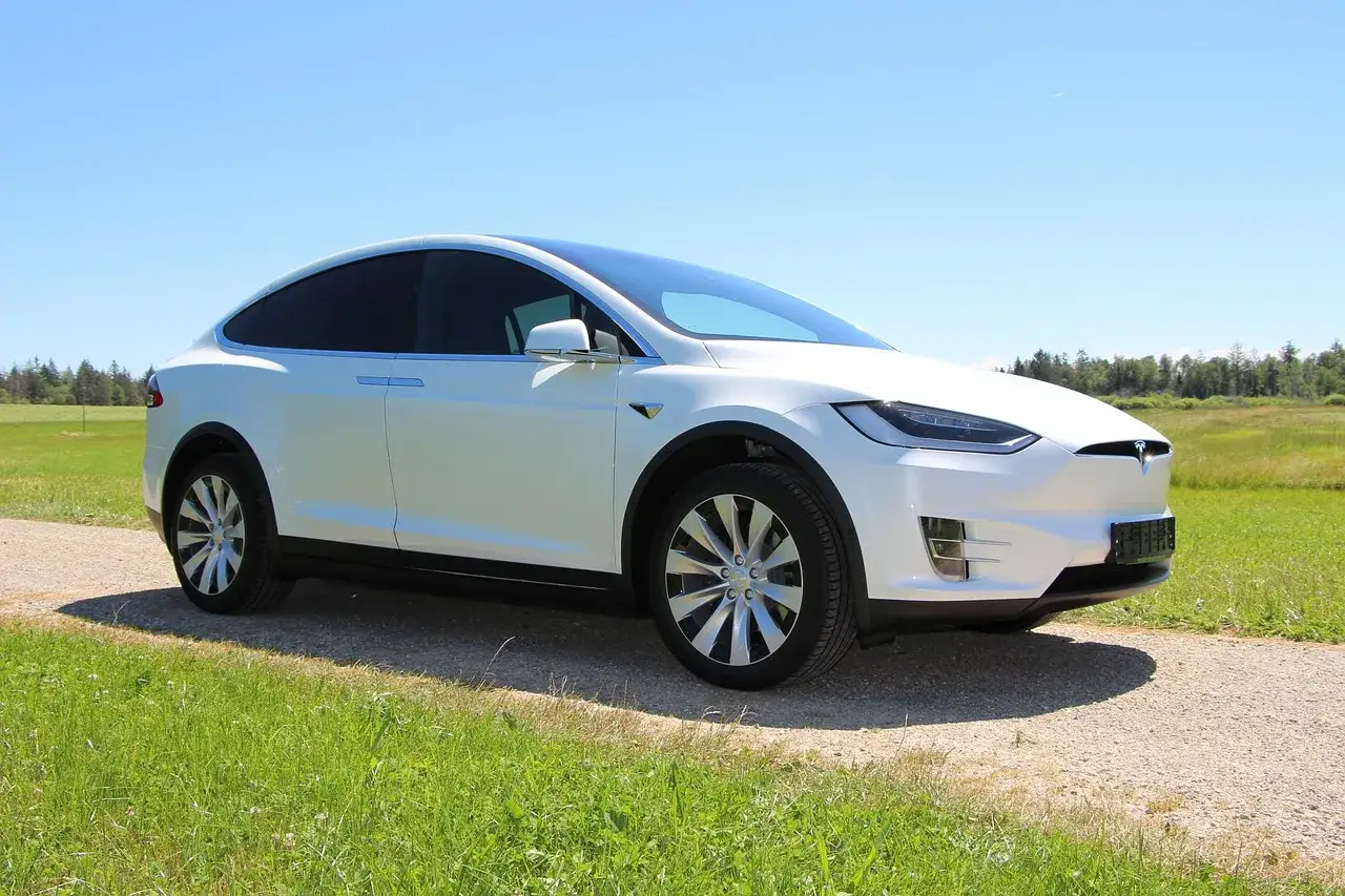 Zdjęcie Ile kosztuje najdroższa tesla? Ceny modelu X Plaid i opcje dodatkowe