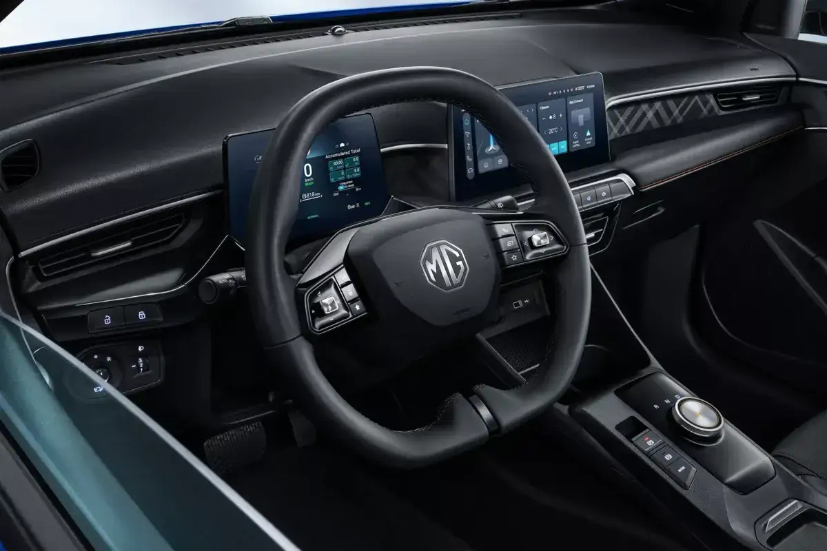Wnętrze MG3 Hybrid z cyfrowymi ekranami i nowoczesną kierownicą.