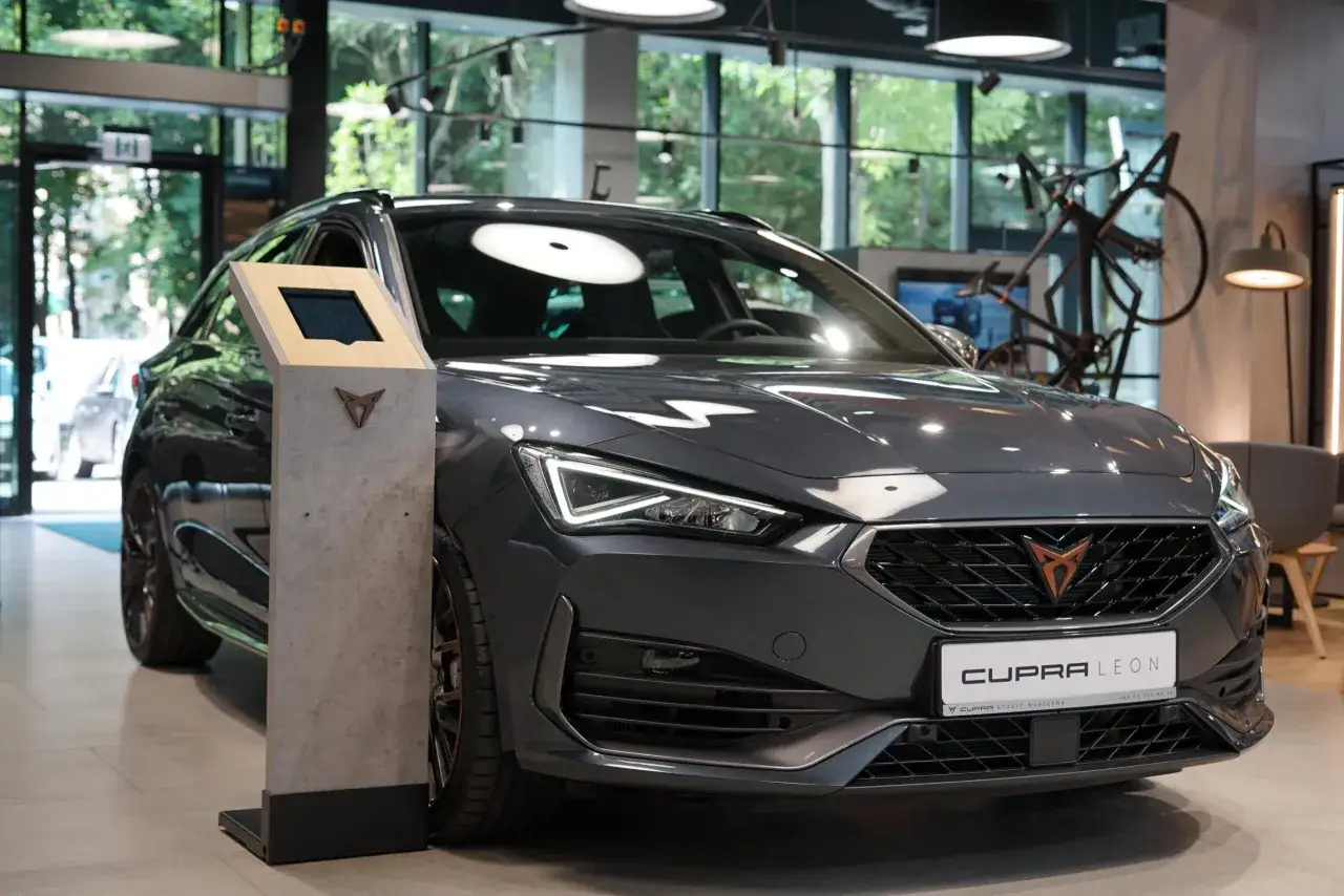 Szary Cupra Leon, gotowy do drogi. Te konie mechaniczne to marzenie każdego miłośnika motoryzacji.