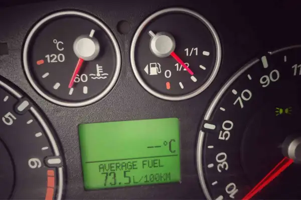 Wskaźniki pokazują temperaturę silnika, poziom paliwa i średnie spalanie 73.5L/100km.