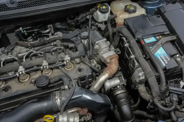 Silnik 1.7 CDTI z widocznymi wtryskiwaczami, turbosprężarką i akumulatorem.