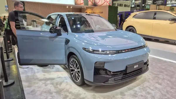 Niebieski hatchback B10 z otwartymi drzwiami, obok żółtego samochodu. To jest właśnie hatchback co to za typ auta.