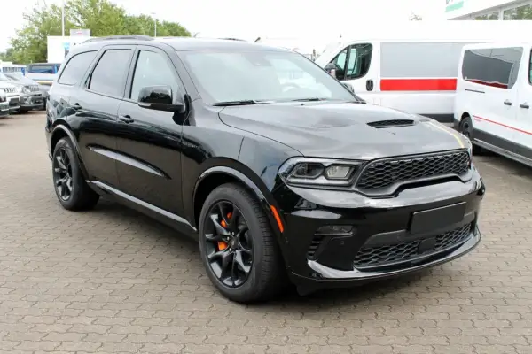 Czarny Dodge Durango 5.7 Hemi z pomarańczowymi zaciskami hamulcowymi, gotowy na przygodę.