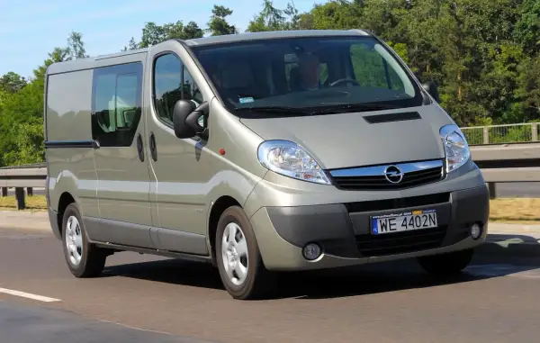 Srebrny Opel Vivaro 2.0 CDTI w ruchu drogowym, z kierowcą za kierownicą.