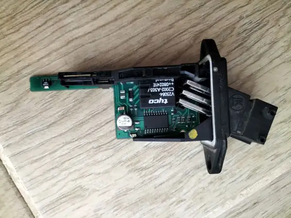 Elektronika sterująca szybą, która nie działa. Widoczny moduł z układami i złączami.