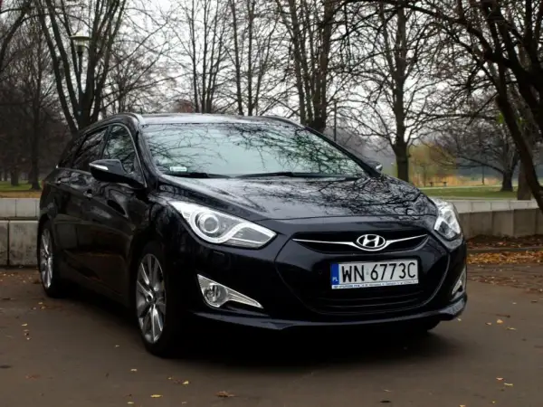 Czarny Hyundai i40 1.7 CRDi na tle jesiennego parku. Elegancki kombi gotowy na podróż.