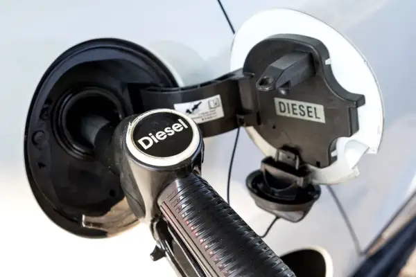 Pistolet do tankowania z napisem "Diesel" wlewa paliwo do samochodu z silnikiem diesla.
