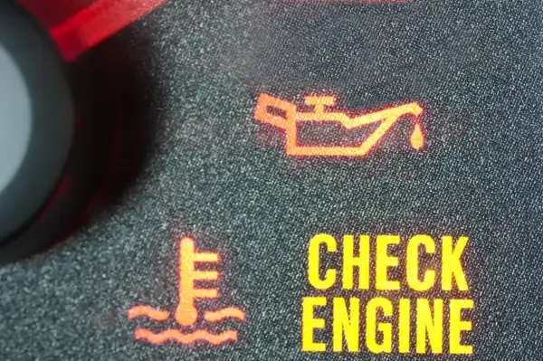 Czerwona kontrolka ciśnienia oleju świeci się obok ikony termometru i napisu "CHECK ENGINE".