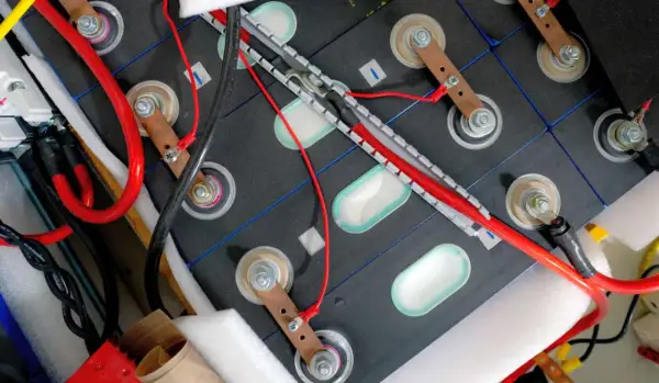 Ile kosztuje bateria do samochodu elektrycznego i co musisz wiedzieć?