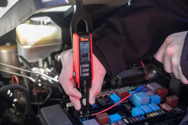 Diagnostyka i naprawa instalacji elektrycznych w aucie za pomocą testera obwodów.