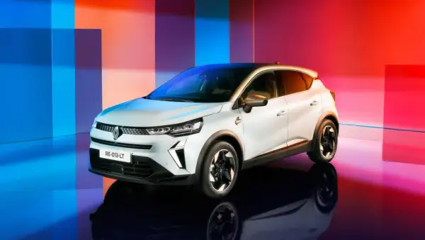 Biały Renault Captur na tle kolorowych pasów. Zastanawiasz się, jaki silnik benzynowy wybrać do tego stylowego SUV-a?