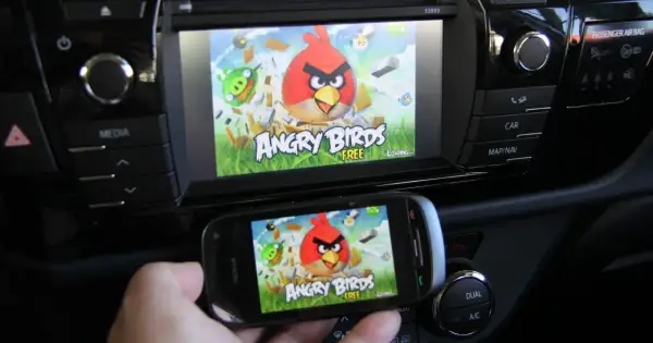 Gra Angry Birds na ekranie telefonu i samochodowego systemu multimedialnego. Działa jako mirror link, przenosząc rozgrywkę na większy ekran.