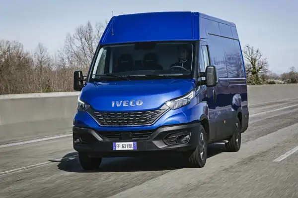 Niebieski Iveco Daily w ruchu drogowym. Kierowca za kierownicą. Pytanie: iveco daily ile oleju do silnika?