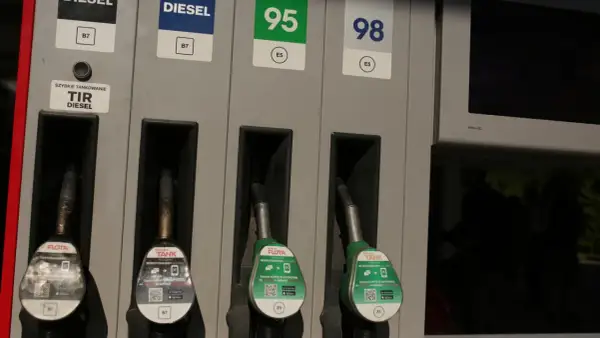 Dostępne paliwa: Diesel B7, 95, 98. Wybierz odpowiednią liczbę oktanową dla swojego pojazdu.