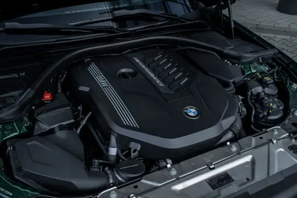 Silnik BMW M Performance. Chcesz wiedzieć, jak obliczyć moc silnika spalinowego? Ten potężny motor to świetny przykład.
