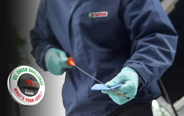 Sprawdź, ile oleju do silnika jest w Twoim samochodzie. Wskaźnik poziomu oleju Castrol Edge pokazuje, czy Twój poziom jest odpowiedni.