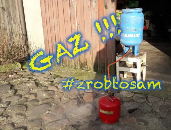 Gaz! Jak zakręcić zawór butli LPG? Czerwona butla z gazem i niebieska butla na stołku, połączone wężem. #zróbtosam