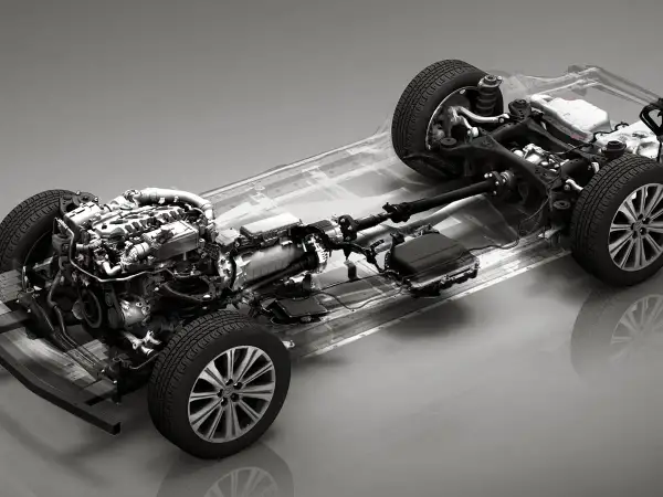 Szkielet samochodu z silnikiem i elementami układu napędowego. Widoczny jest system mild hybrid, podkreślający nowoczesną technologię.
