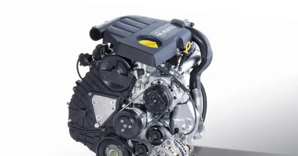 Silnik CDTI Ecotec marki Opel, z widocznymi paskami i osłonami.