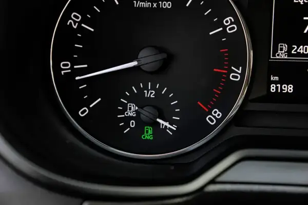Wskaźniki pokazują poziom paliwa CNG. Zastanawiasz się, co jest tańsze: LPG czy gaz ziemny?