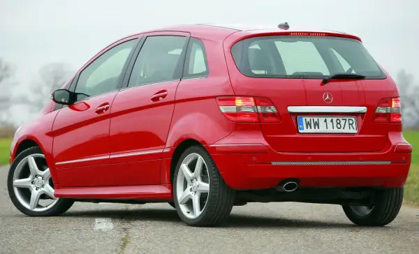 Czerwony Mercedes B klasa, zapytanie o jaki silnik benzynowy.